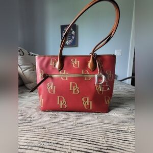 Red Dooney Bourke shoulder bag.